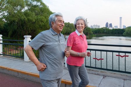 锻炼图片摄影照片_老年夫妇在户外跑步
