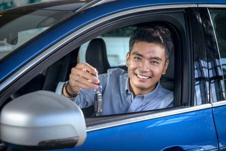 青年男人驾车