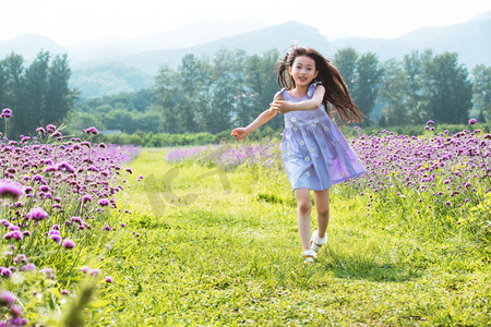 快乐的小女孩在花海里奔跑