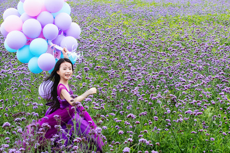 快乐的小女孩在花海里奔跑