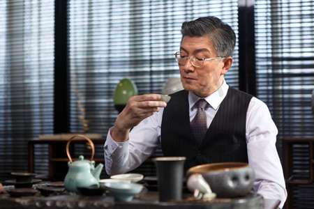 上流生活摄影照片_中老年男人喝茶