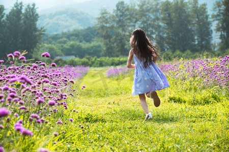 快乐的小女孩在花海里奔跑