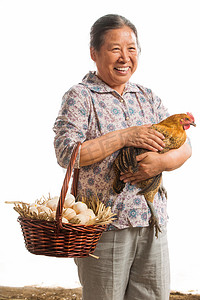 农民拿着鸡和鸡蛋