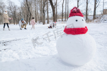 冬天雪景打雪仗摄影照片_快乐的一家人在雪地里玩耍