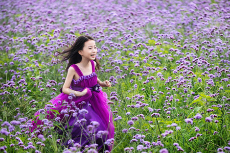 快乐的小女孩在花海里奔跑