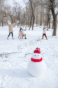 雪地里的一家人和雪人