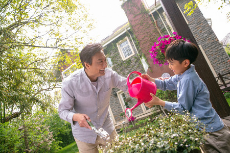 天真摄影照片_爷爷和孙子在院子里浇花