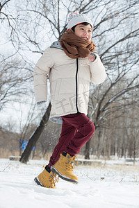 快乐的小男孩在雪地里玩耍