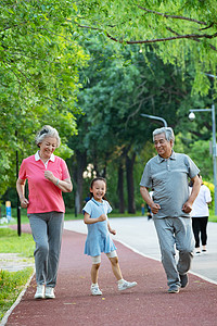 跑步彩色摄影照片_老年夫妇带着孙女在户外跑步