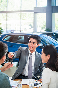 汽车销售人员摄影照片_汽车销售人员和顾客