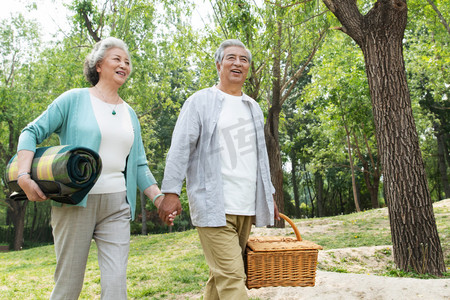 活动70摄影照片_老年夫妇在户外郊游