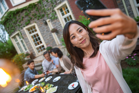 快乐大家庭在庭院里用餐