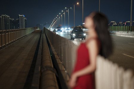 夜晚大桥上的女子摄影图配图
