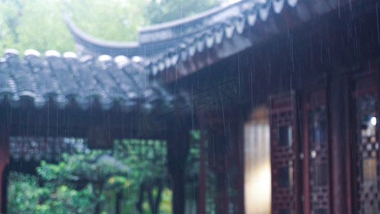 暴雨摄影照片_古典园林建筑屋檐雨天雨丝摄影图配图