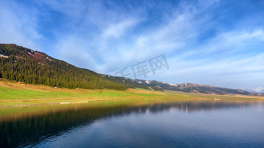 风景罗云熙摄影照片_新疆赛里木湖的自然风光摄影图配图