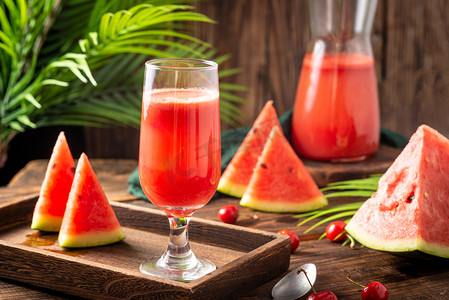美食夏季西瓜汁木桌摆放摄影图配图