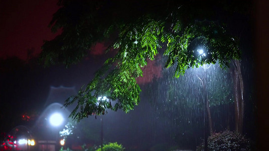 暴雨摄影照片_夏季夜晚大暴雨暴雨夜景风光城市夜晚下雨街道