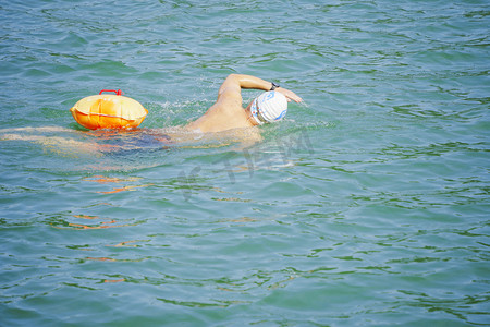 游泳的男人摄影图配图