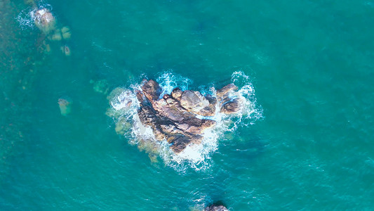 航拍海边礁石海水自然风光