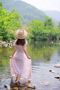 溪水摄影照片_站在溪水里的女子摄影图配图