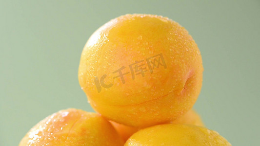 水滴滴落在新鲜美味的黄桃上