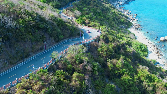 虫洞穿梭摄影照片_航拍敞篷豪车穿越沿海公路