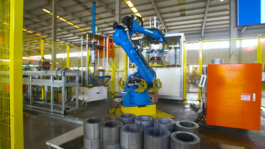 焊接生产摄影照片_实拍工厂车间机器手臂工作自动化