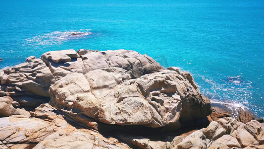 蓝色大海海浪摄影照片_蓝色大海自然风景礁石海边海浪