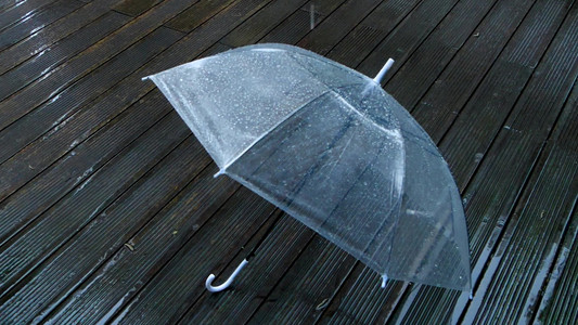 雷阵雨转中雨摄影照片_下雨雨滴大雨暴雨雨中雨伞路边的雨伞意境