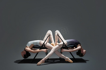 招生纳新摄影照片_舞蹈美女老师两个人在椅子上摄影图配图