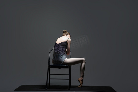 艺术招生摄影照片_舞蹈老师一个人在椅子上后背摄影图配图