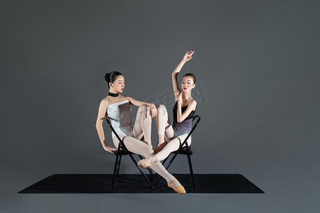 艺术招生摄影照片_舞蹈老师两个人在椅子上摄影图配图