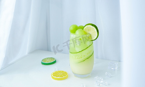 冰块分散摄影照片_夏日饮料黄瓜汁消暑饮品冰块摄影图配图
