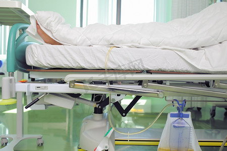 医疗窗口摄影照片_裹在毯子病人在医院的床上