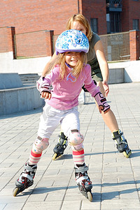 城市公园家庭 rolleblading 旱冰一起