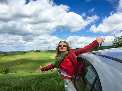 快乐之旅摄影照片_在车上泉域的女人
