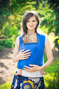 贝贝摄影照片_母亲与新生婴儿在吊装带