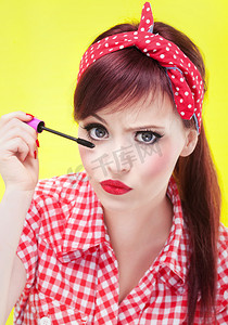 红色1海报摄影照片_有趣的应用睫毛膏的女孩画像