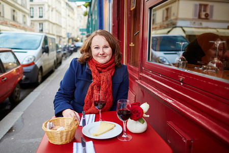 day1摄影照片_女人在室外的巴黎餐厅