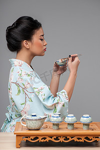 亚洲女人准备茶道