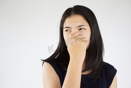 女人捏鼻子用手指的手从嗅到的东西