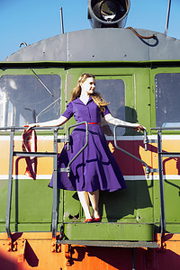 淡紫色的衣服，在火车前面的女人