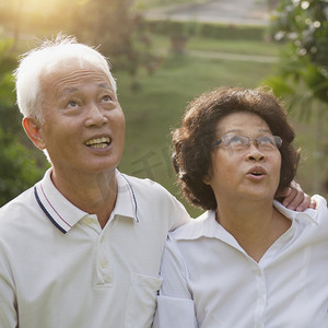 老人抬头摄影照片_亚洲老人夫妇抬头