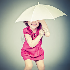 有趣的小女孩用伞