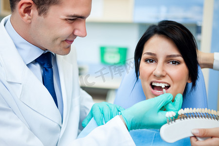 牙医检查白度的一个病人的牙齿