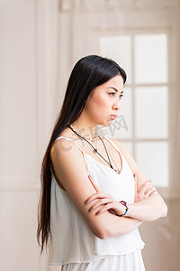 boomer摄影照片_亚洲女人穿着，双臂交叉