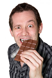 男子吃强大硬巧克力