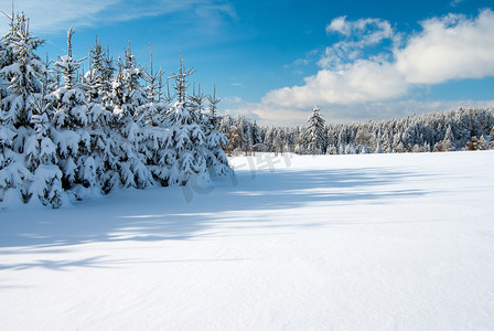 无云天空摄影照片_寒冬山水风景与平县和森林