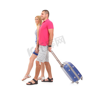 年轻的女人和一个男人与一个手提箱旅行