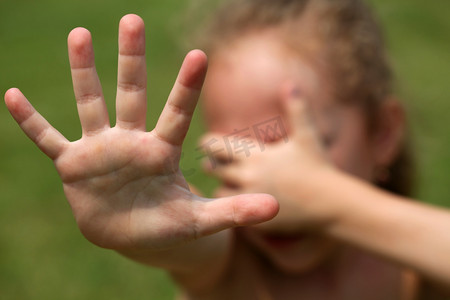 抑制摄影照片_孩子拒绝，而且是盖的手